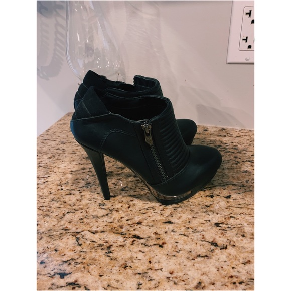 Selling Fergie heels - Picture 3 of 6